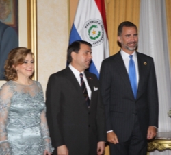 Don Felipe junto al Presidente de Paraguay, Federico Franco y la Primera Dama, Emilia Alfaro de Franco, momentos antes de la recepción ofrecida por el